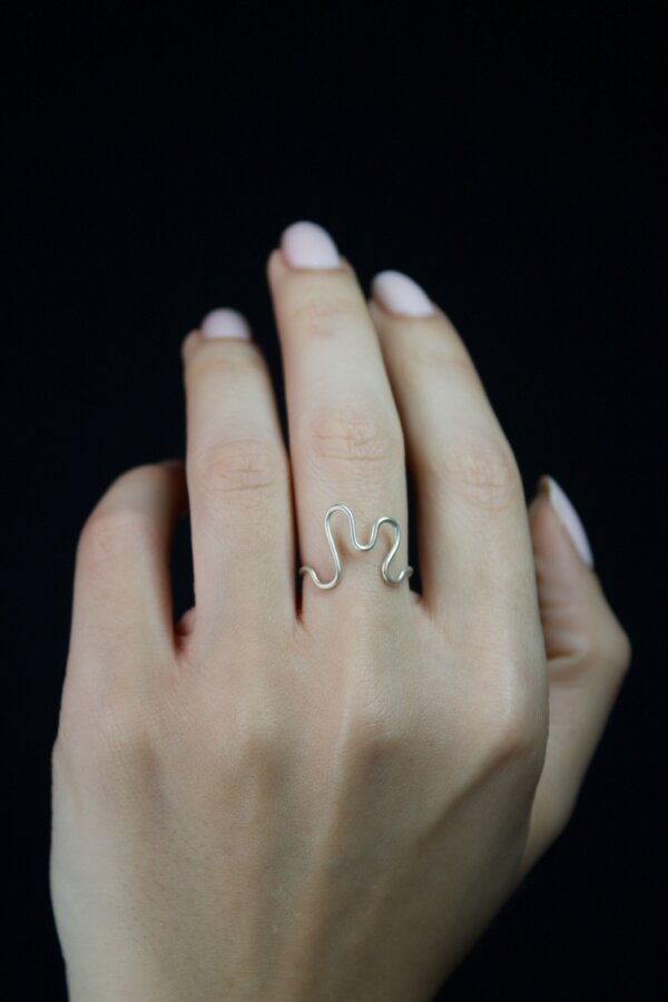 MAWI Ring Nahaufnahme eines Rings aus 925 Silber mit geschwungenem M-Design