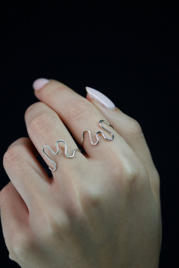 MAWI Ring Nahaufnahme eines Rings aus 925 Silber mit geschwungenem M-Design