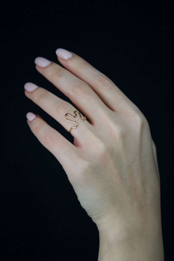 MAWI Ring Nahaufnahme eines Rings aus 585 Gold mit geschwungenem M-Design