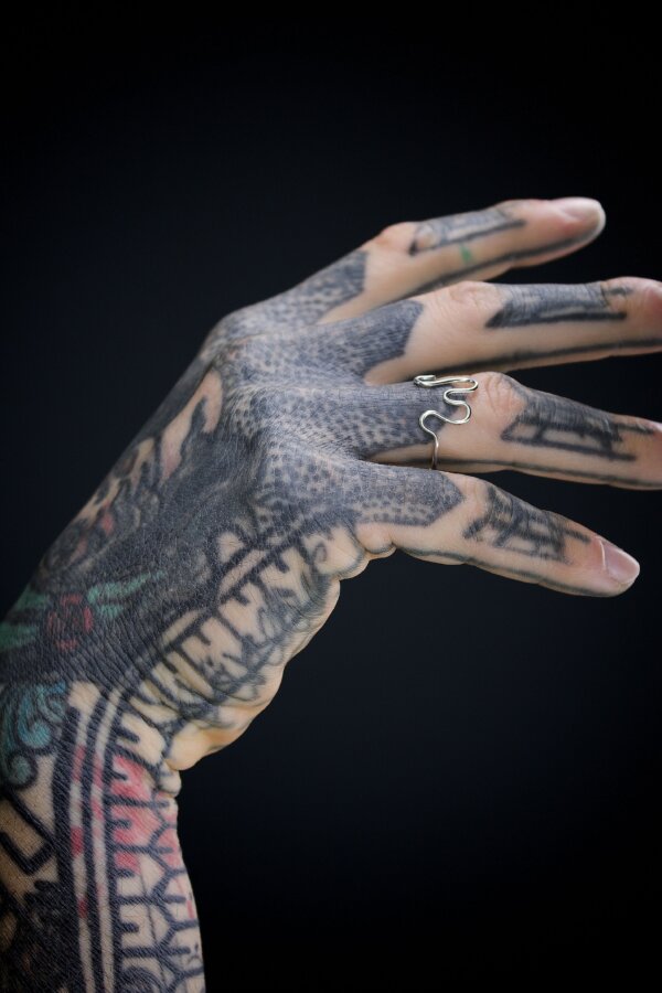 MAWI Ring Nahaufnahme eines Rings aus 925 Silber mit geschwungenem M-Design