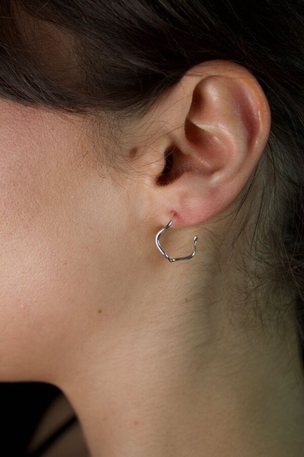 WAVI Ohrringe Nahaufnahme von geschwungenen Silberohrringen