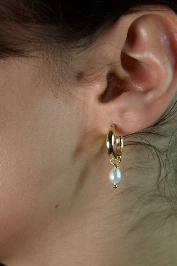 Perlenanhänger Rice gold Nahaufnahme von Anhängern aus Süßwasserperlen und vergoldetem Draht