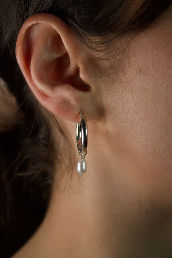 Perlenanhänger Rice silber Nahaufnahme von Anhängern aus Süßwasserperlen und Silber Draht