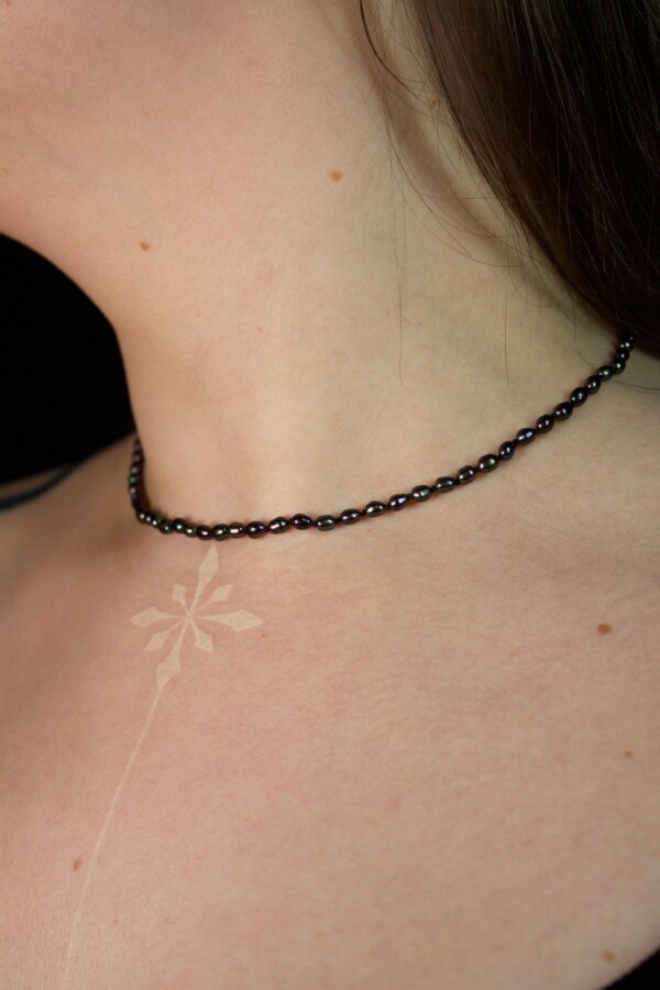 BLACK PEARL Perlenkette Nahaufnahme von einer Süßwasserperlenkette