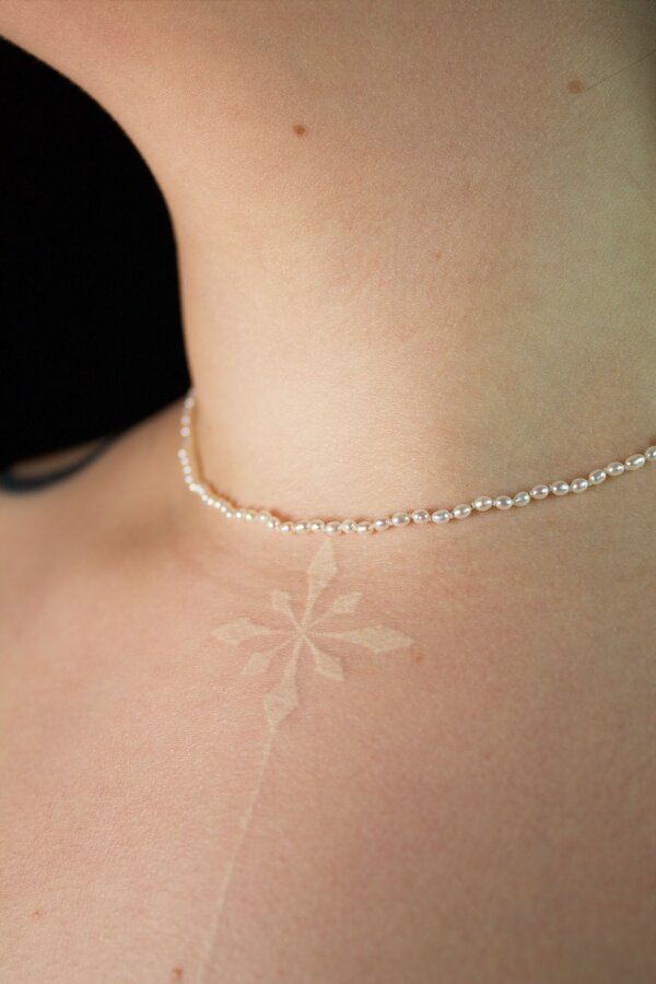 RICE PEARL Mini Perlenkette Nahaufnahme von einer Süßwasserperlenkette