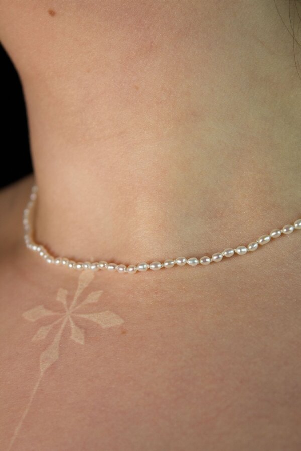 RICE PEARL Mini Perlenkette Nahaufnahme von einer Süßwasserperlenkette