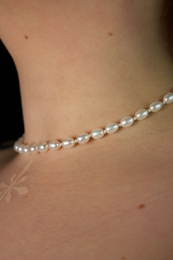 RICE PEARL Perlenkette Nahaufnahme von einer Süßwasserperlenkette