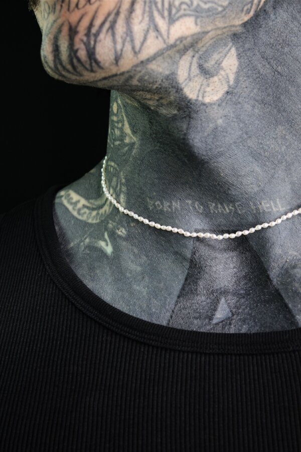 RICE PEARL Mini Perlenkette Nahaufnahme von einer Süßwasserperlenkette