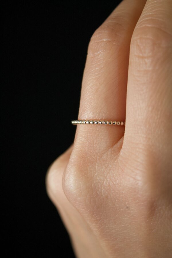 BUBBLES Ring Nahaufnahme von einem kugelförmigen Ring aus Silber