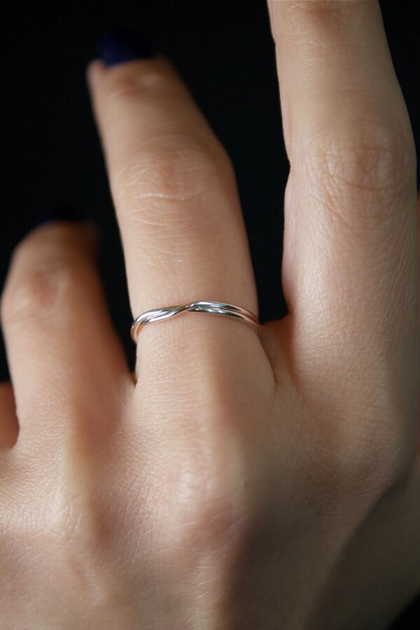 KNOT Ring Nahaufnahme eines filigran, verknotetem Ring aus Silber