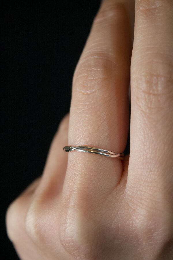 KNOT Ring Nahaufnahme eines filigran, verknotetem Ring aus Silber