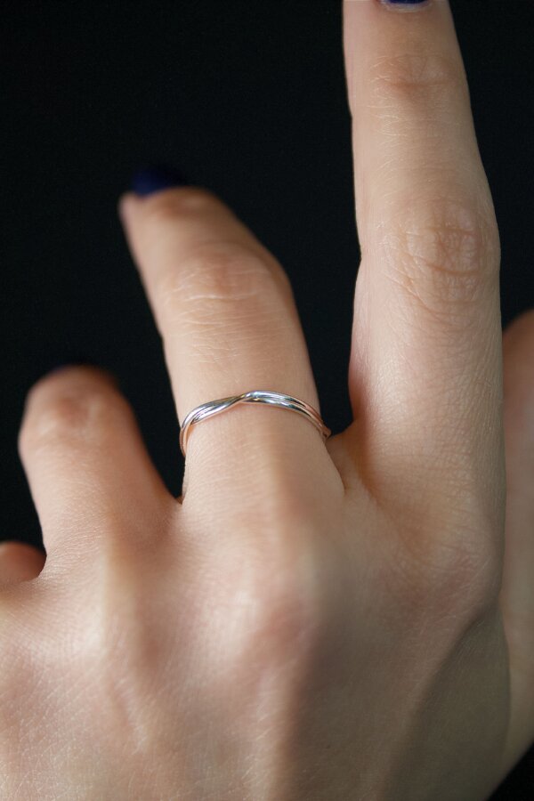 KNOT Ring Nahaufnahme eines filigran, verknotetem Ring aus Silber