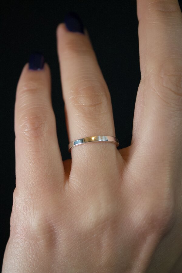 Ring MOJO Glanz Nahaufnahme von dünnem Ring aus Silber