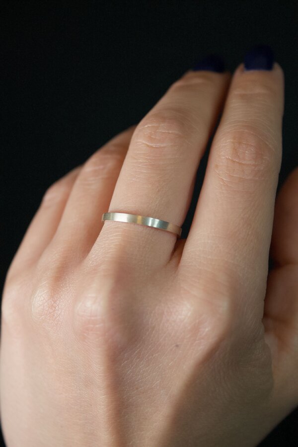 Ring MOJO Matt Nahaufnahme von dünnem Ring aus Silber