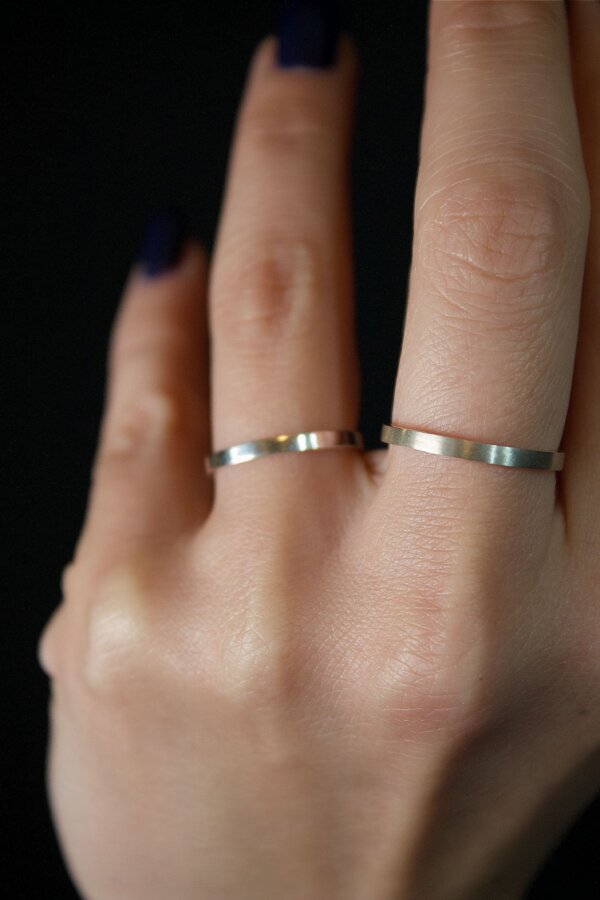 Ring MOJO Matt und Glanz Nahaufnahme von 2 Ringen aus Silber matt und gänzend