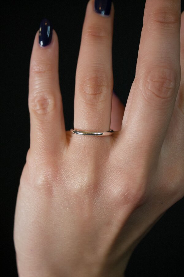 ROUND Ring Nahaufnahme von einem runden Ring aus Silber