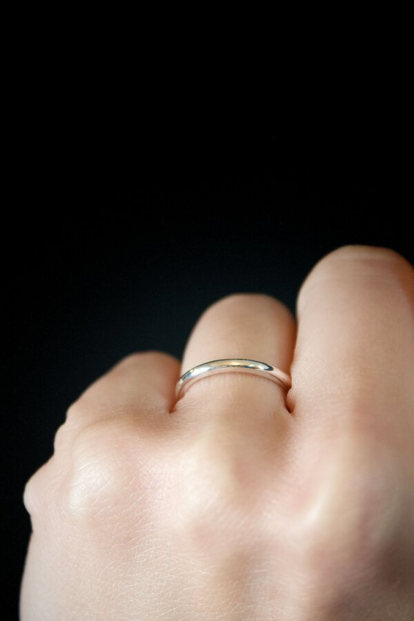 ROUND Ring Nahaufnahme von einem runden Ring aus Silber