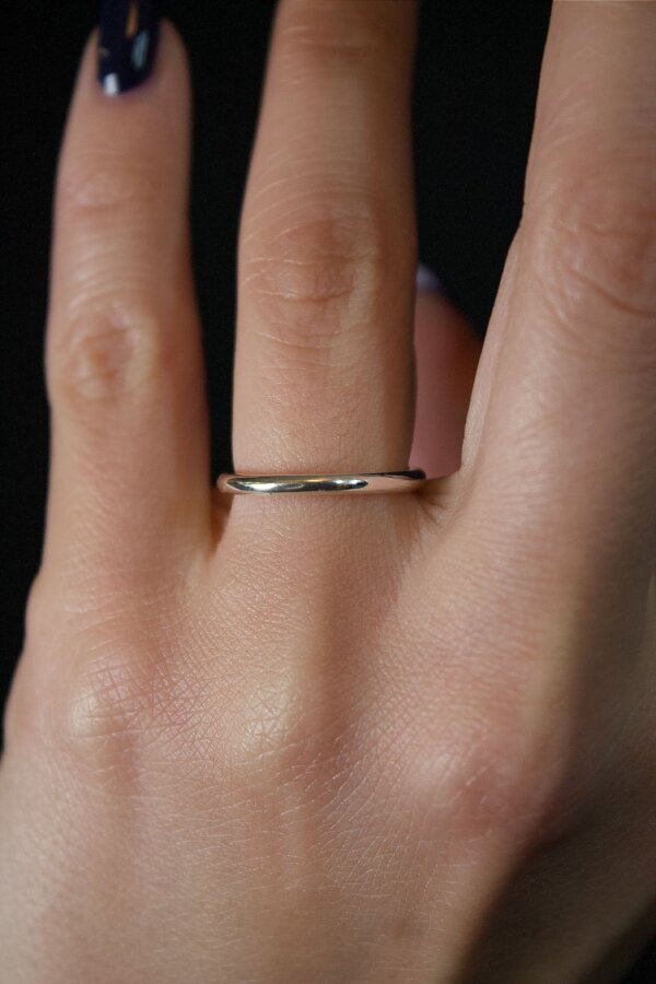 ROUND Ring Nahaufnahme von einem runden Ring aus Silber