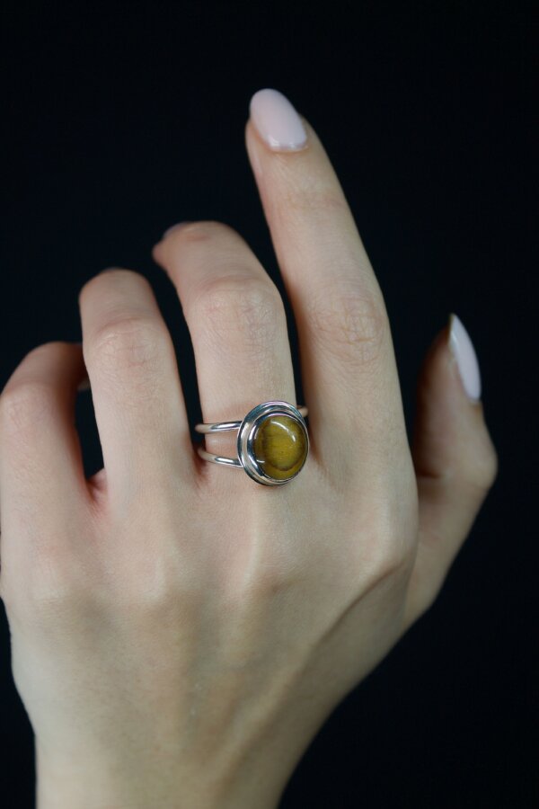 Ring TIGERAUGE Nahaufnahme eines Silberrings mir einem eingefasstem Tigerauge