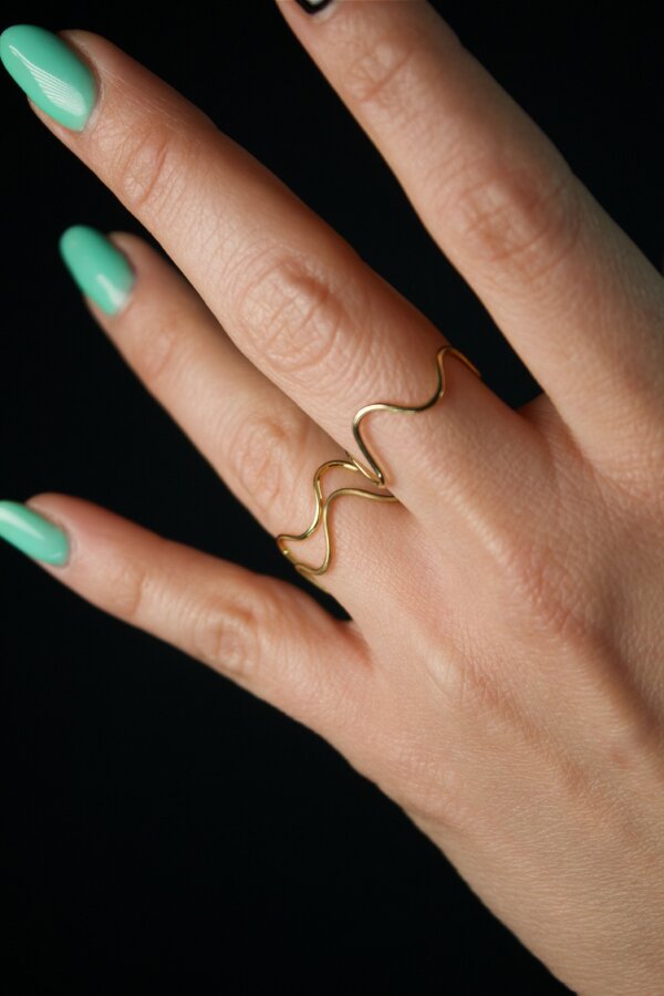 WAVI Ringe Nahaufnahme von geschwungenen Goldrringen