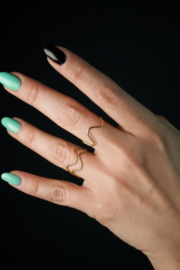 WAVI Ringe Nahaufnahme von geschwungenen Goldrringen