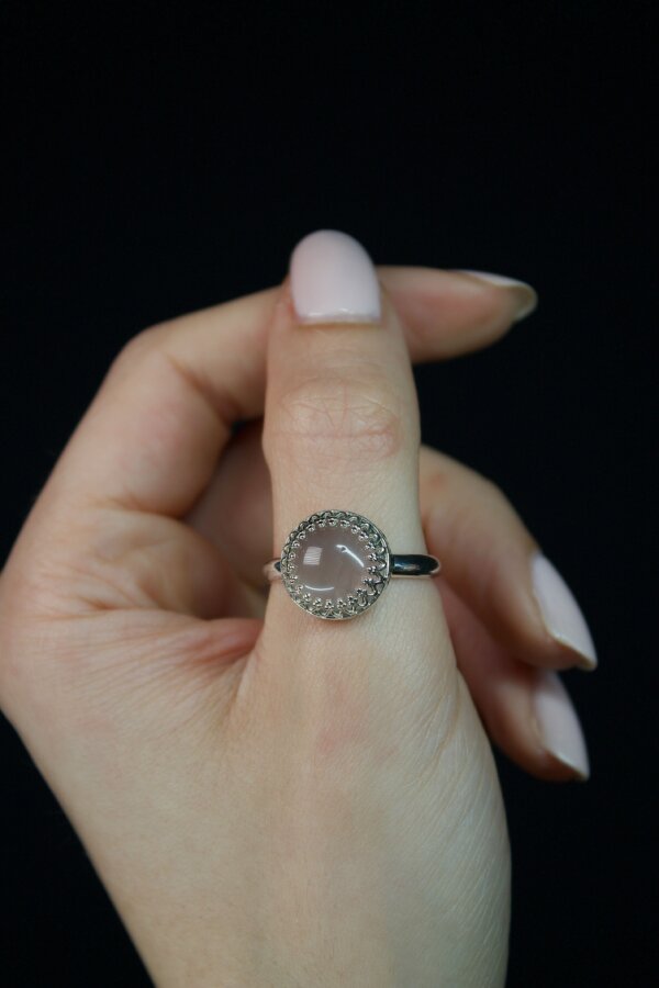 Ring ROSENQUARZ Nahaufnahme eines Rings aus Silber mit einer Krönchenfassung
