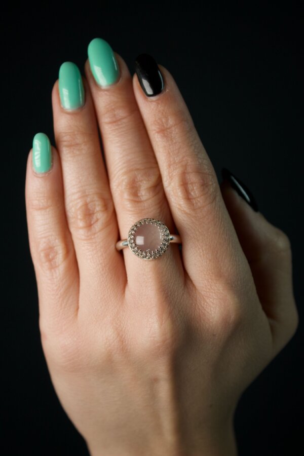 Ring ROSENQUARZ Nahaufnahme eines Rings aus Silber mit einer Krönchenfassung