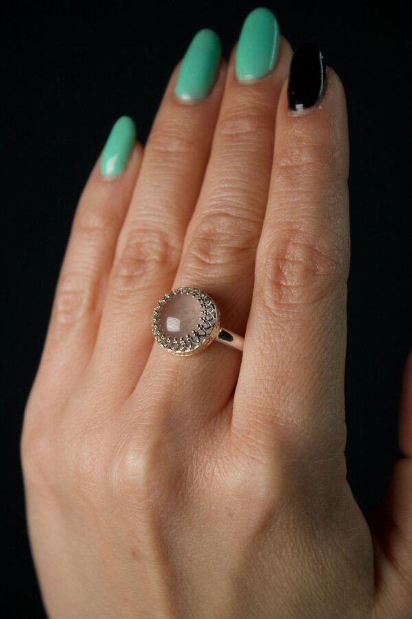 Ring ROSENQUARZ Nahaufnahme eines Rings aus Silber mit einer Krönchenfassung