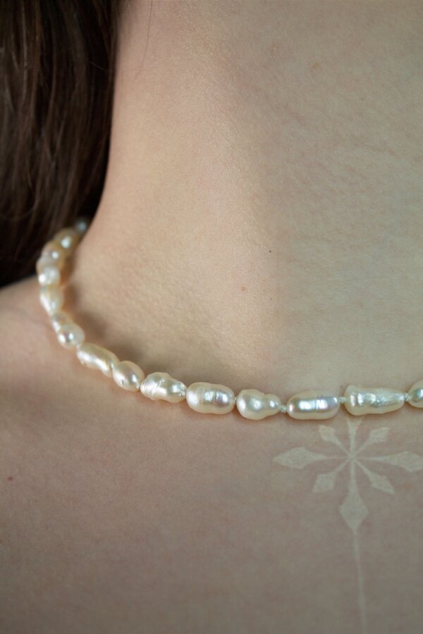 ROYAL PEARL Perlenkette Nahaufnahme von einer Süßwasserperlenkette