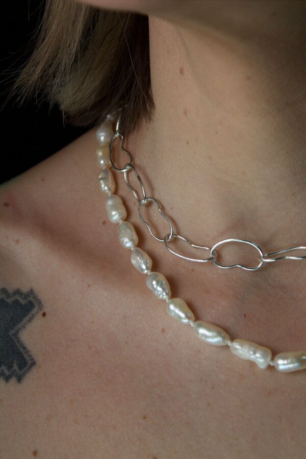 ROYAL PEARL Perlenkette Nahaufnahme von einer Süßwasserperlenkette