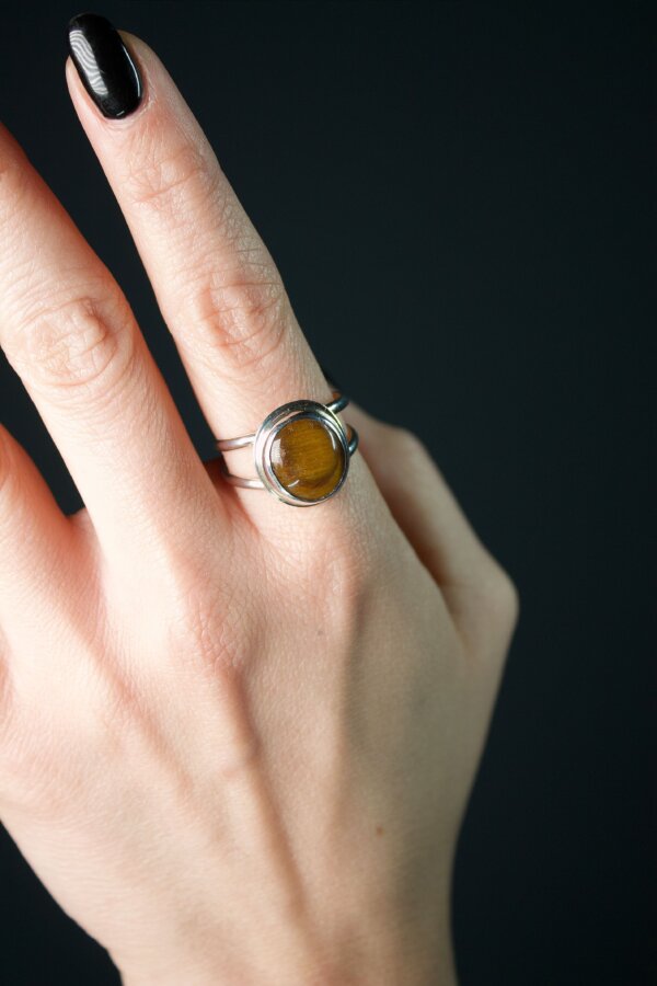 Ring TIGERAUGE Nahaufnahme eines Silberrings mir einem eingefasstem Tigerauge