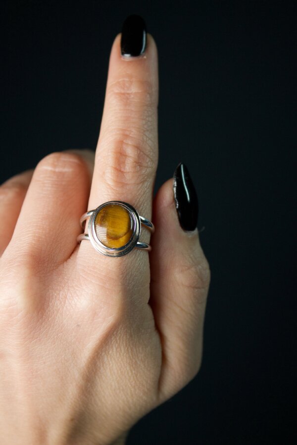 Ring TIGERAUGE Nahaufnahme eines Silberrings mir einem eingefasstem Tigerauge