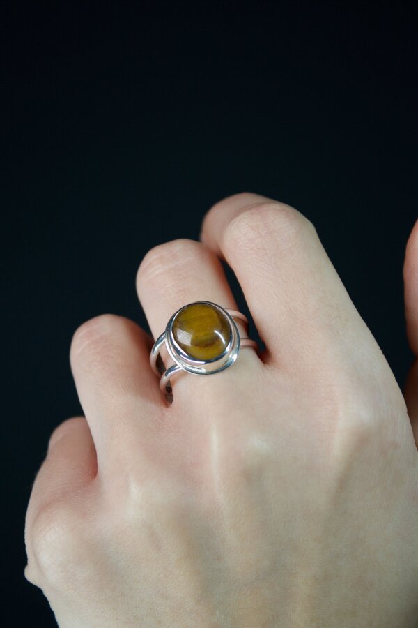 Ring TIGERAUGE Nahaufnahme eines Silberrings mir einem eingefasstem Tigerauge