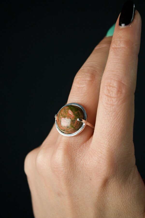 Ring UNAKIT Nahaufnahme eines Silberrings mir einem eingefasstem Unakit