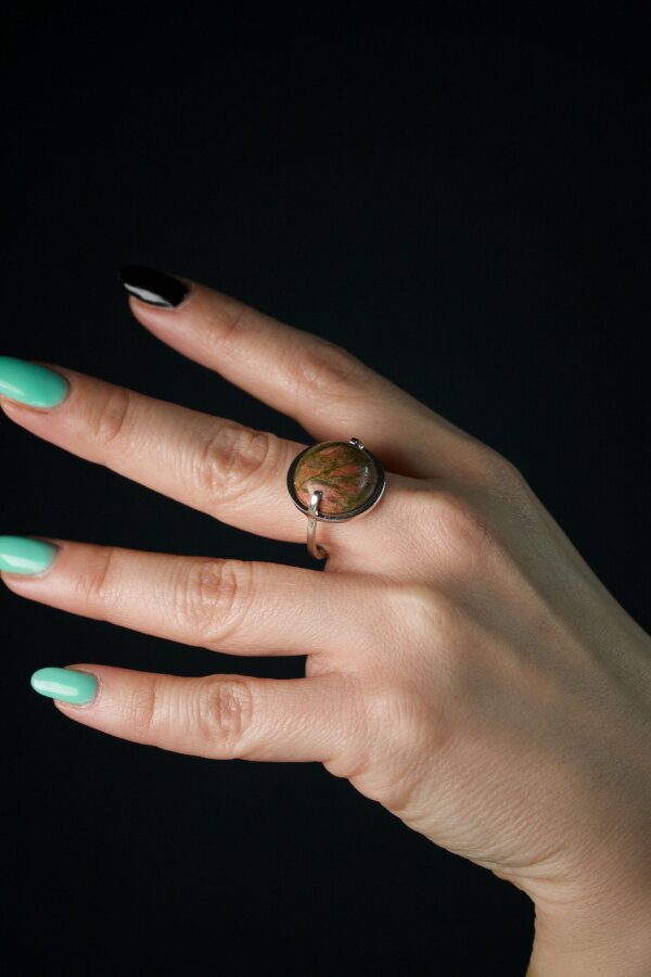 Ring UNAKIT Nahaufnahme eines Silberrings mir einem eingefasstem Unakit