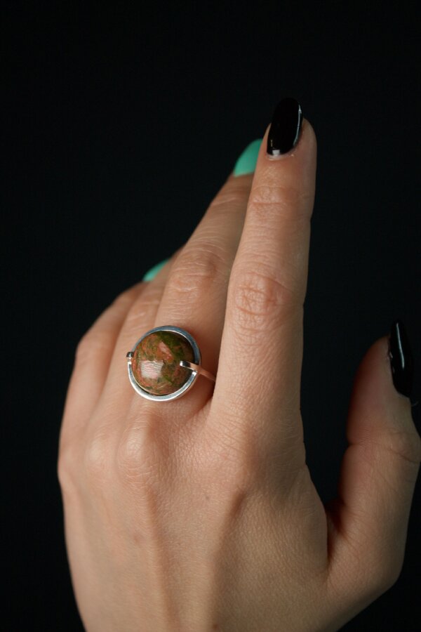 Ring UNAKIT Nahaufnahme eines Silberrings mir einem eingefasstem Unakit