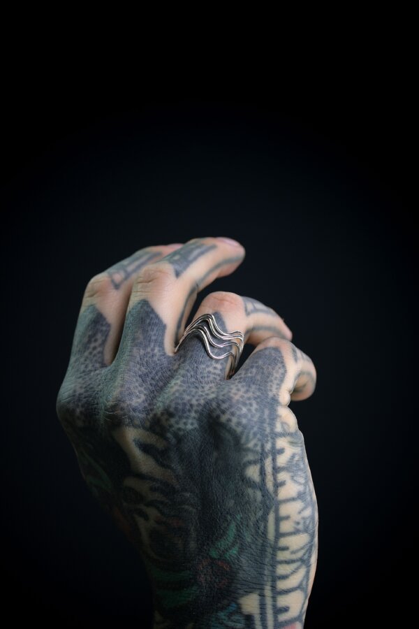 WAVI Ringe Nahaufnahme von geschwungenen Silberringen