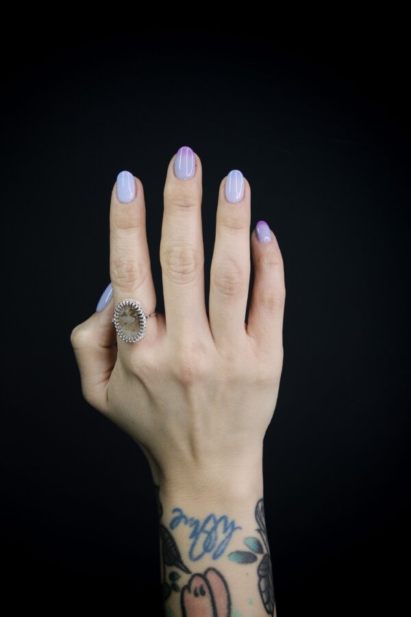 Ring ACHAT Nahaufnahme eines Rings aus Silber mit einer Krönchenfassung