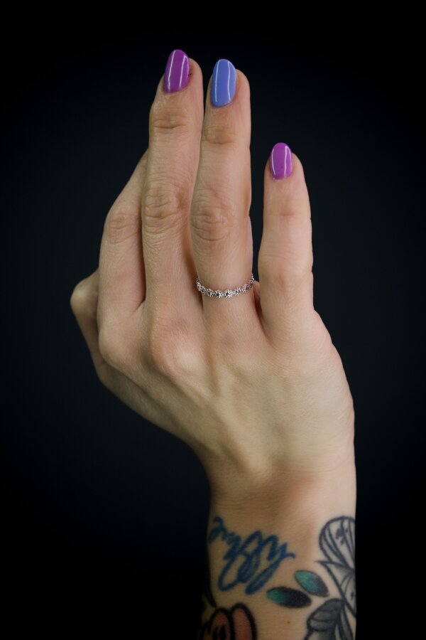 BLOSSOM Ring Nahaufnahme von einem Blümchen Ring aus Silber