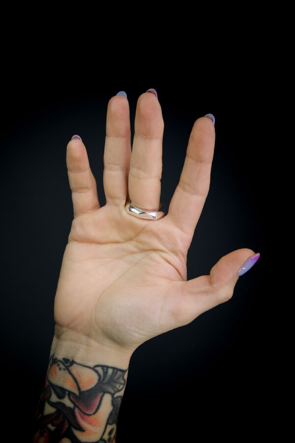 CHROMI Ring Nahaufnahme von einem kantigen Ring aus Silber gänzend