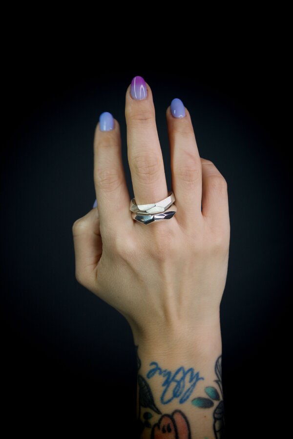 CHROMI Ring Nahaufnahme von 2 kantigen Ringen aus Silber matt und gänzend
