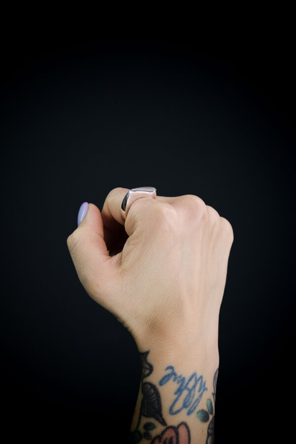 RAINER Ring Nahaufnahme eines Siegelrings aus Silber