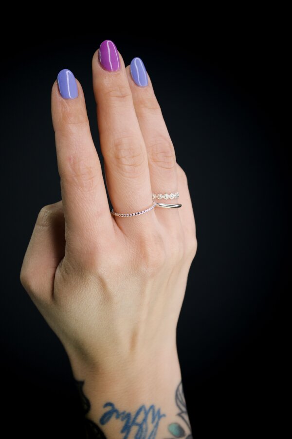 BUBBLES Ring Nahaufnahme von einem kugelförmigen Ring aus Silber