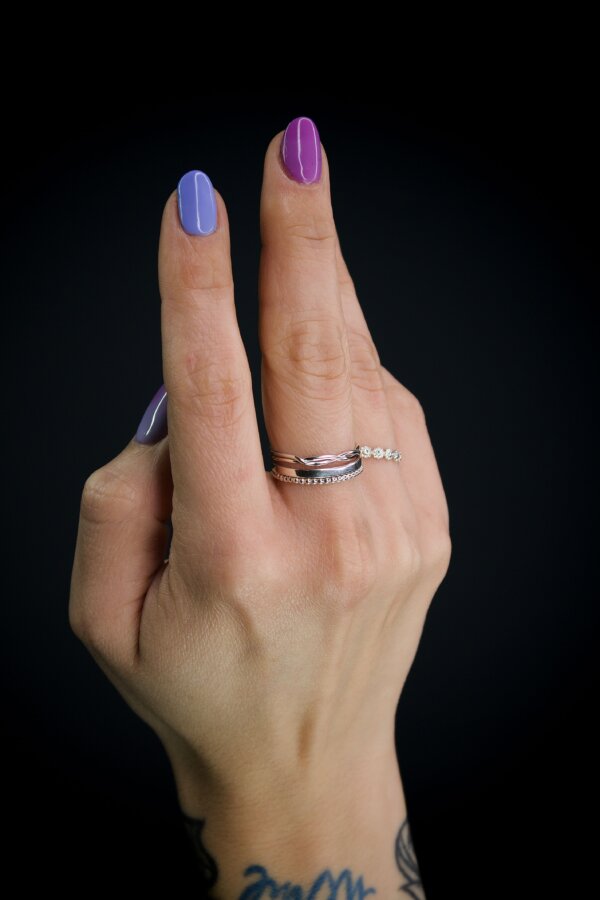 KNOT Ring Nahaufnahme eines filigran, verknotetem Ring aus Silber