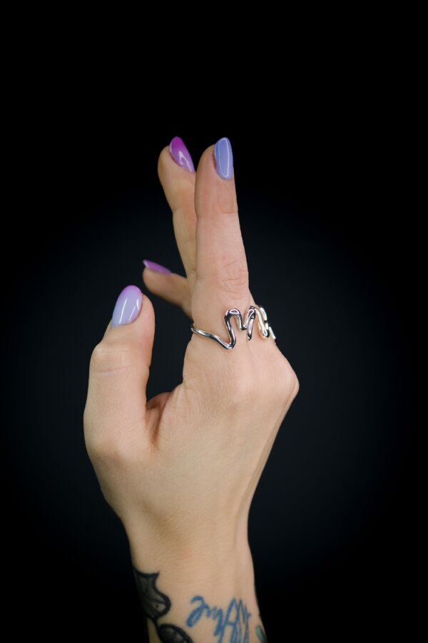 MAWI CHEWI Ring Nahaufnahme eines Rings aus 935 Silber mit geschwungenem M-Design