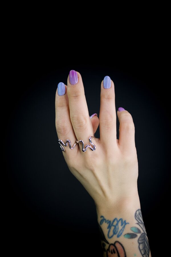 MAWI CHEWI Ring Nahaufnahme eines Rings aus 935 Silber mit geschwungenem M-Design