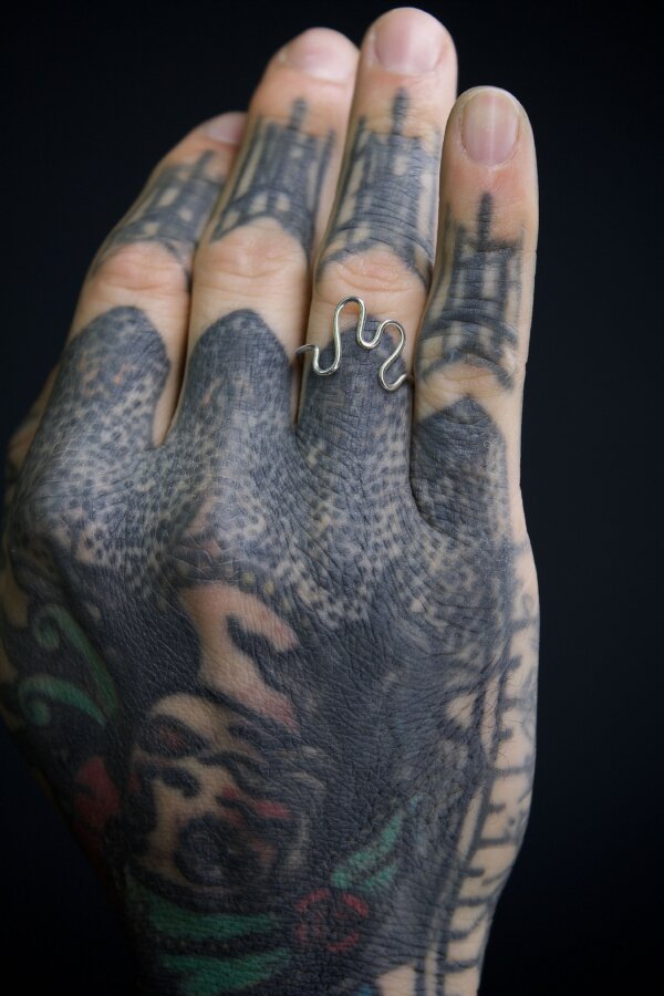 MAWI Ring Nahaufnahme eines Rings aus 925 Silber mit geschwungenem M-Design