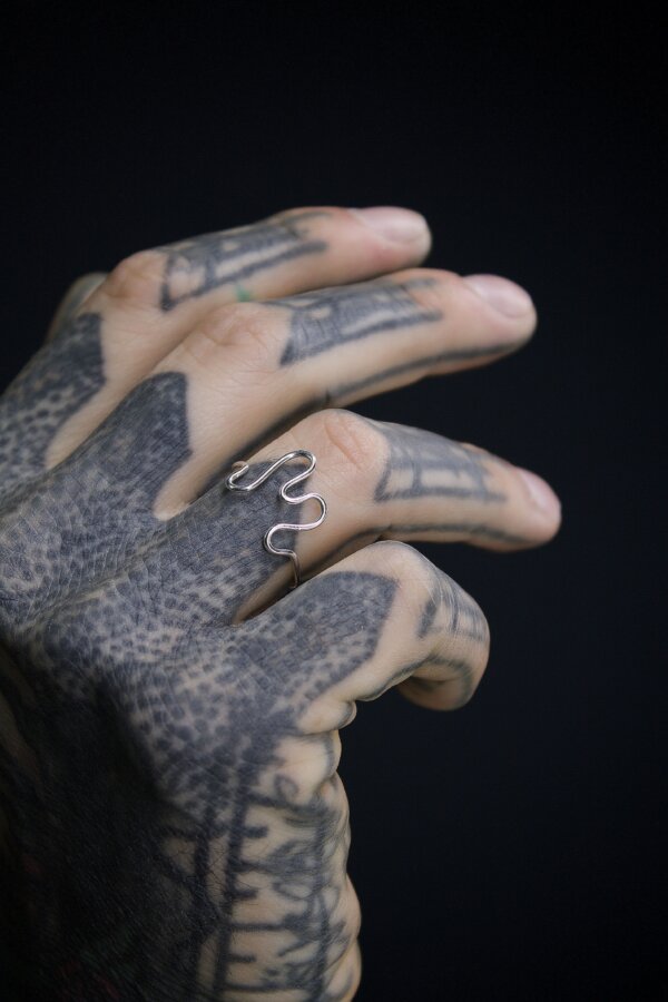 MAWI Ring Nahaufnahme eines Rings aus 925 Silber mit geschwungenem M-Design