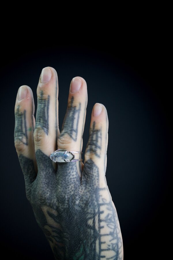 Ring MONDSTEIN Nahaufnahme eines Silberrings mir einem eingefasstem Regenbogen-Mondstein