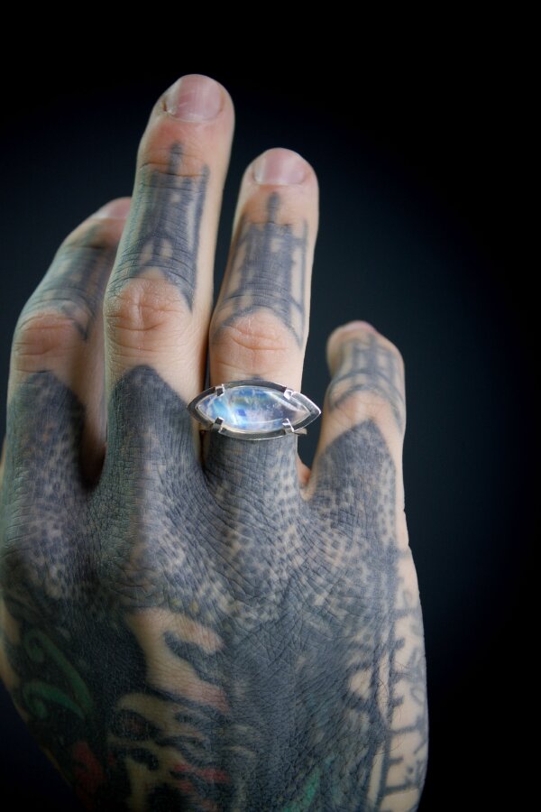 Ring MONDSTEIN Nahaufnahme eines Silberrings mir einem eingefasstem Regenbogen-Mondstein